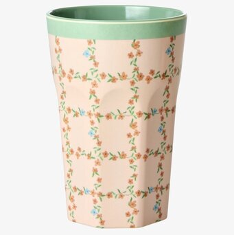 Bild på latte-mugg med blommigt rutmönster och grön kant