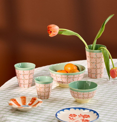 Bild av vackert dukat bord med blommigt porslin och frukt