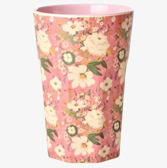Bild av konisk mugg med blommigt tryck och rosa bakgrund
