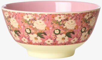 Bild av blommig skål med rosa bakgrund och dekorativ design