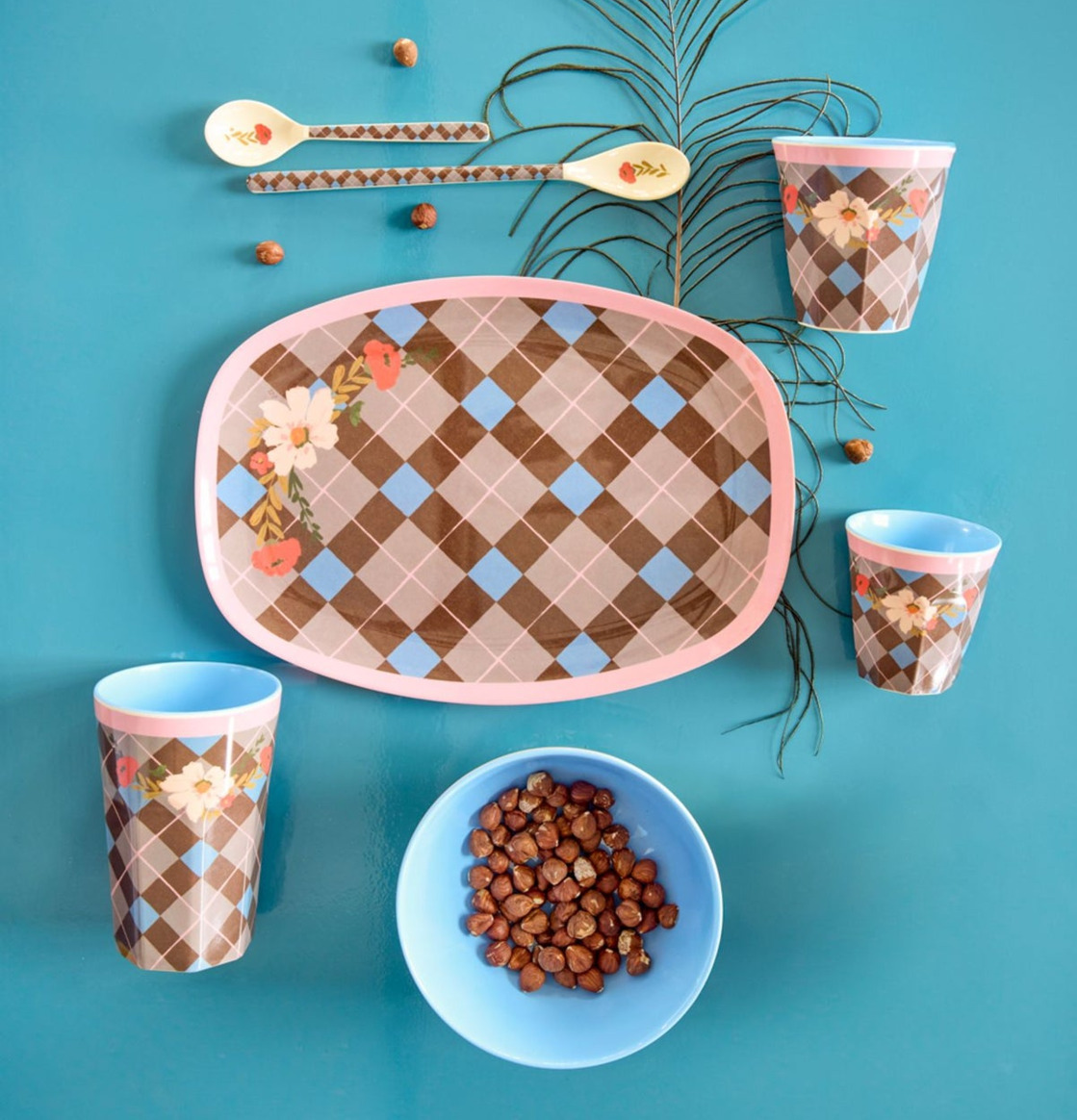 Bild med färgglada mönstrade serveringsprodukter och dukning