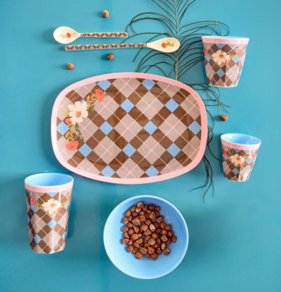 Bild av färgstark dukning med rutmönster och blå detaljer