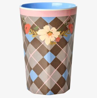 Bild på mugg med rutmönster och blommor i blått och rosa