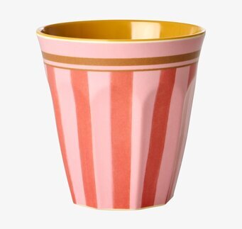 Bild på randig melaminmugg med rosa och gul insida