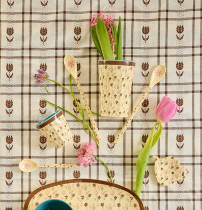 Bild av harmonisk dukning med blommönster och pastellfärger