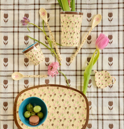 Bild med blommiga köksartiklar och pastell i naturlig dukning