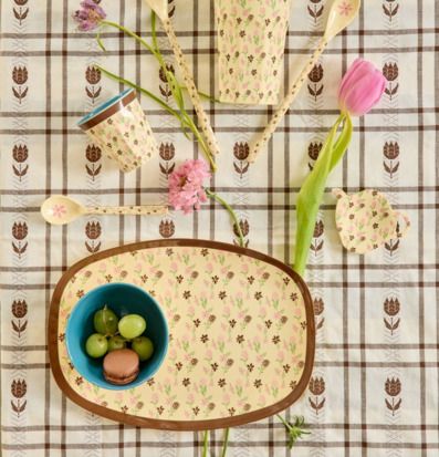 Bild med pastellfärgat stilleben, blommor och köksdetaljer