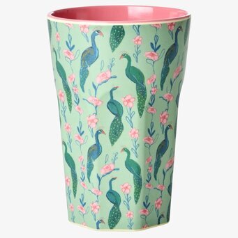 Bild på färgstark mugg med påfåglar och blommor i pastell