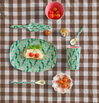 Bild av färgstark dukning med påfågelmönster och tomater