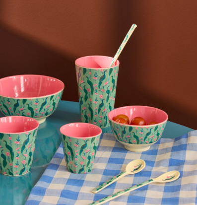 Bild av färgstark dukning med påfågelsmönstrad servis