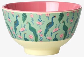 Bild på liten dekorativ skål med färgglatt påfågelsmönster