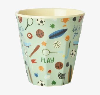 Bild på färgglad sportmugg med lekfullt motiv och detaljer