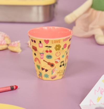 Bild på färgglad barnmugg med enhörningar och regnbågar