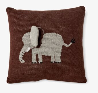 Bild på brun kudde med elefantmotiv och 3D-öra i textil