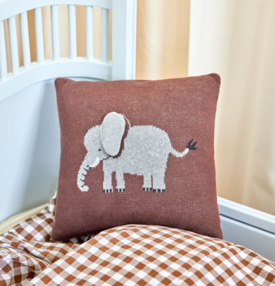 Bild av mysigt barnrum med brun kudde och elefantmotiv 3D