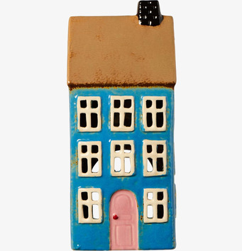Bild av blå keramikljuslykta formad som hus med detaljer