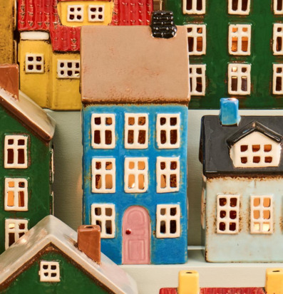 Bild: Färgglada keramikhus som ljuslyktor i nordisk stil