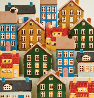 Bild: Dekorativa ljuslyktor som små skandinaviska hus