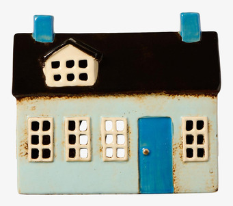 Bild av ljuslykta i blå keramik formad som danskt hus