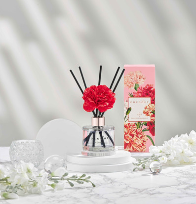 Bild av doftpinnar med nejlika och körsbär i ljus miljö