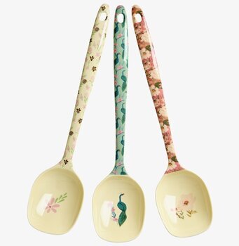 Bild på tre färgglada matlagningsskedar med blommotiv