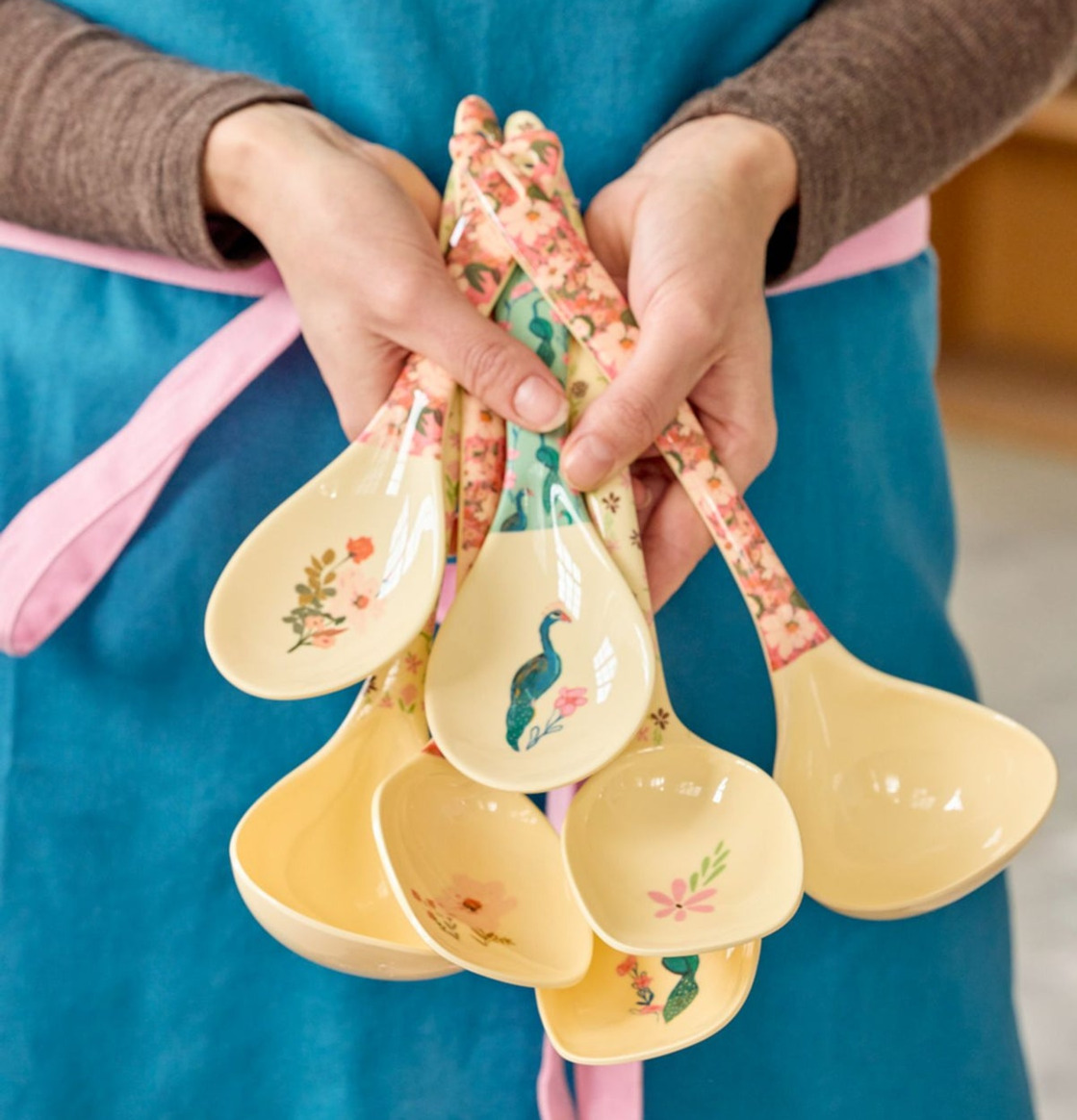 Bild på färgglada soppslevar med blommönster i köksmiljö