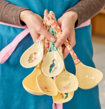 Bild på färgglada soppslevar med blommönster i köksmiljö