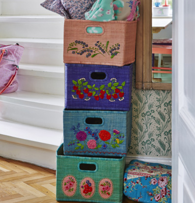 Bild av charmiga flätade förvaringskorgar i hemmet