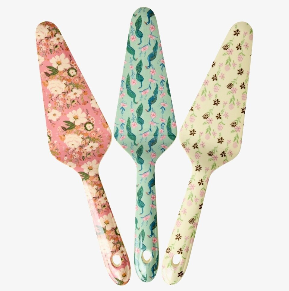 Bild på tre färgglada tårtspadar med blommor och fåglar