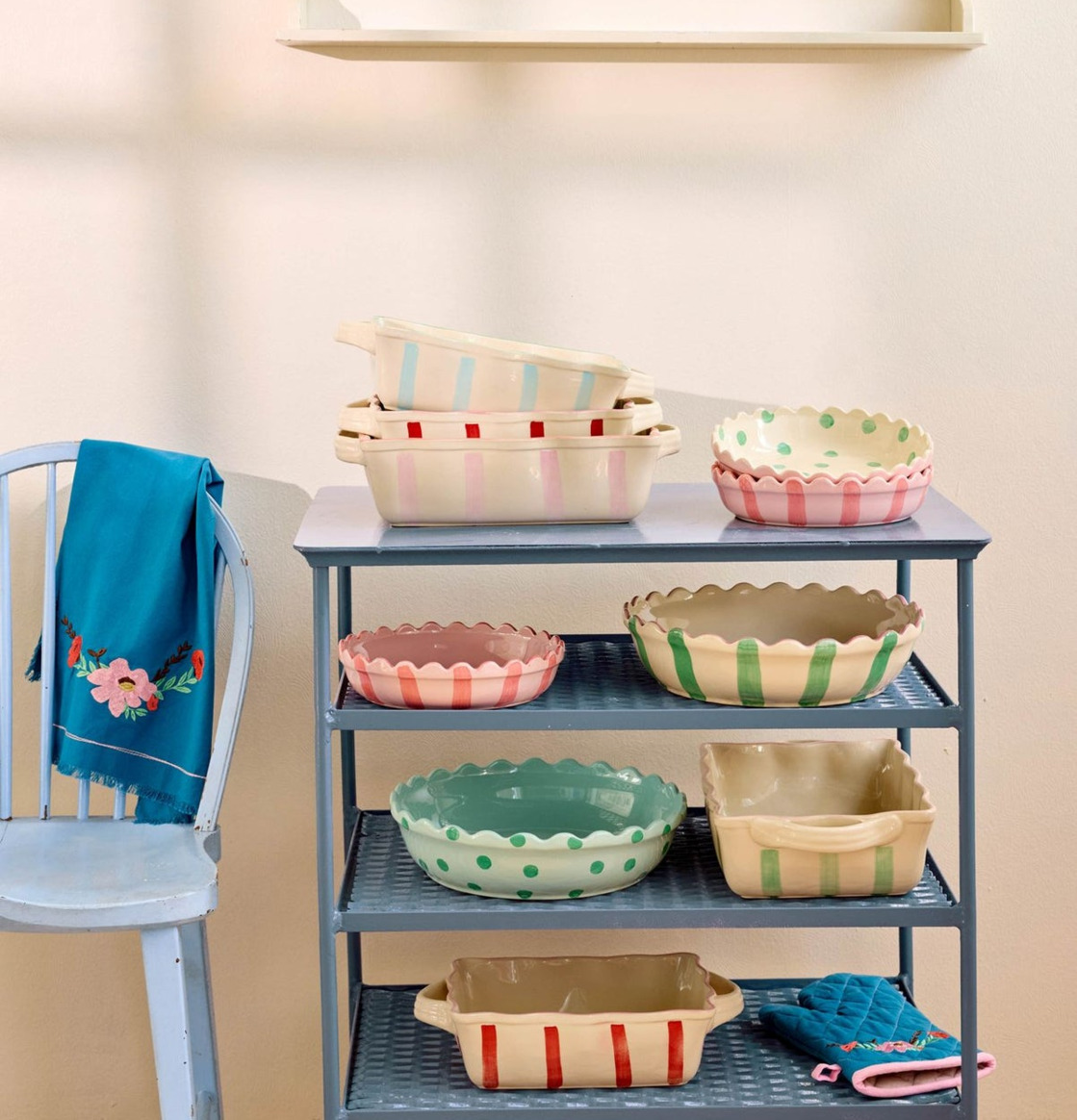 Bild på pastellfärgad köksinredning med fat och ugnsformar