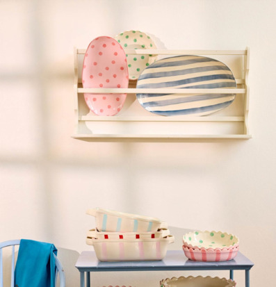 Bild av färgglad dukning med fat och formar i pastellfärger