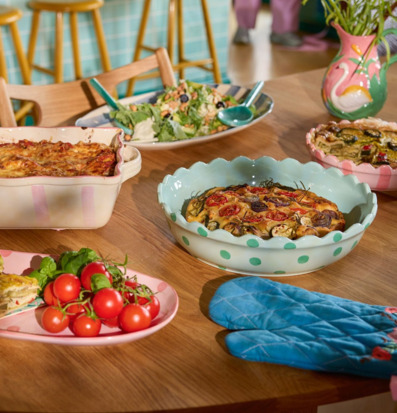 Bild av färgstark dukning med pasteller i modernt ljust kök