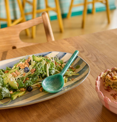 Bild av stilrent bordsarrangemang i ljusa, varma trätoner