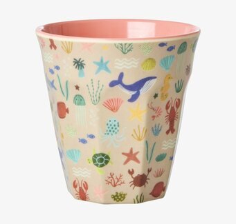 Bild av färgglad melaminmugg med havsmotiv och rosa insida