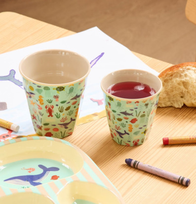 Bild av barnvänligt kök med färgglada muggar och tallrik