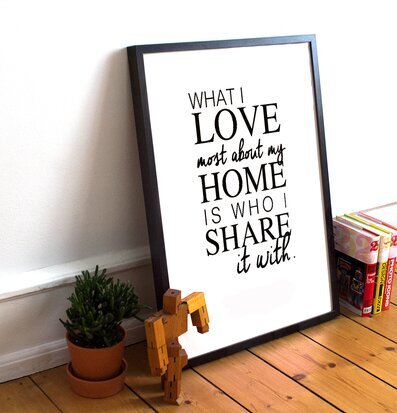 Bild av stilren poster med inspirerande budskap hemma