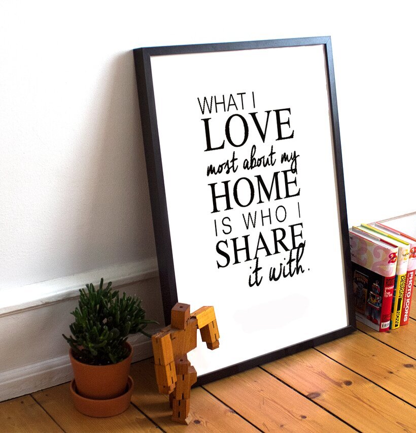 Bild av stilren poster med inspirerande budskap hemma
