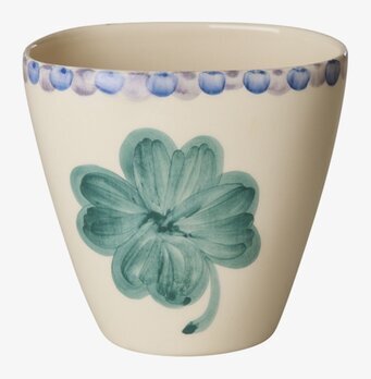 Bild på oval keramikmugg med fyrklöver och blå prickbård