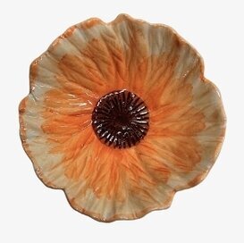 Bild av blomformad skål i keramik med vågig glaserad yta