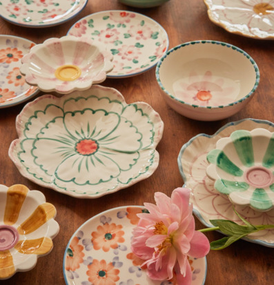 Bild av färgglad keramik med blommönster och vågade former