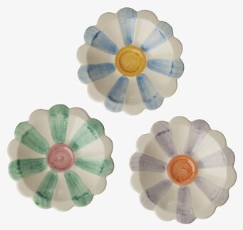 Bild på tre blomformade keramikskålar i färgtoner