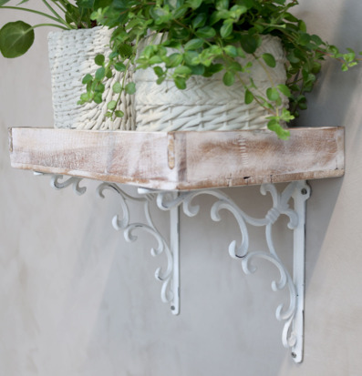 Bild av lantlig väggmonterad hylla med trä och metallkonsoler