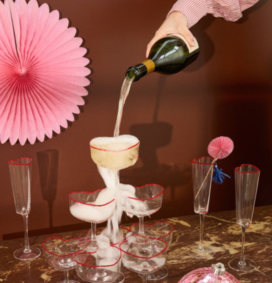 Bild av festlig champagnepyramid med hjärtformade glas