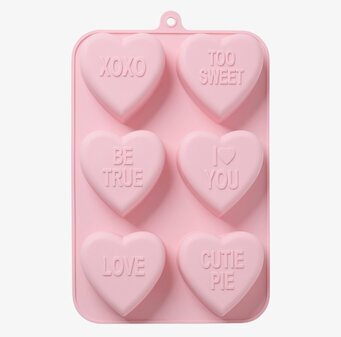 Bild av rosa silikonform med hjärtan och engelska budskap