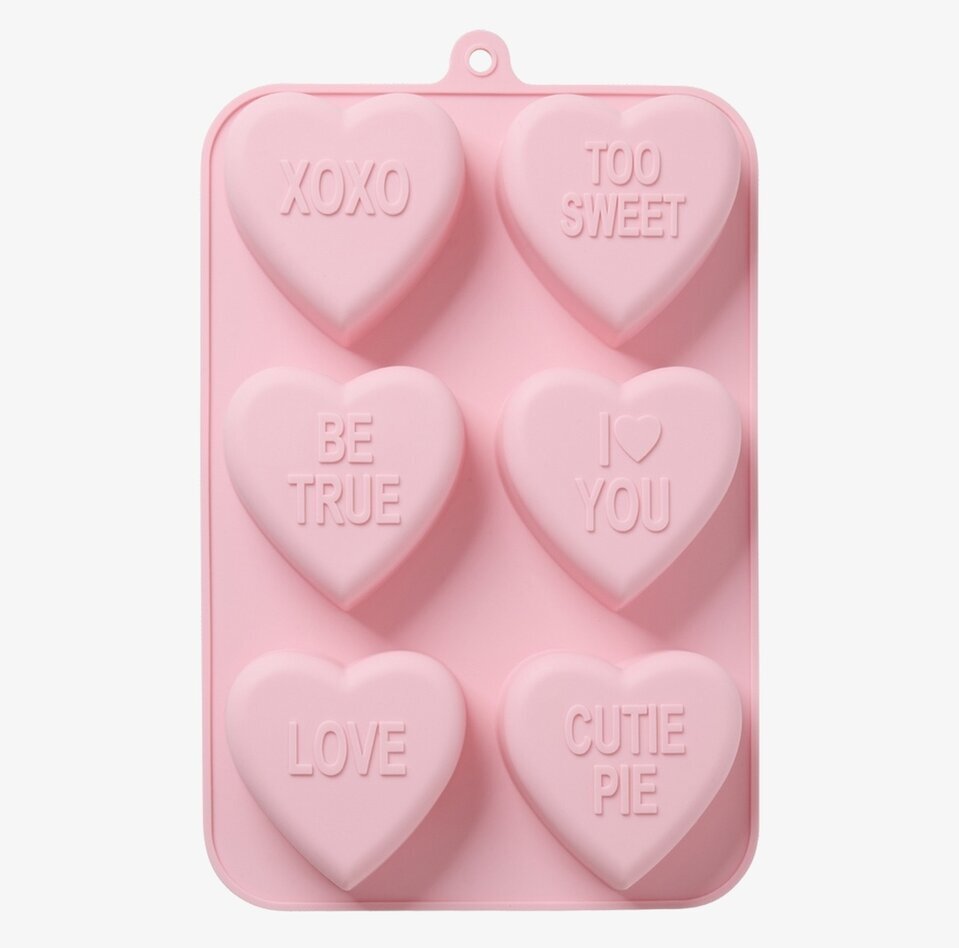 Bild av rosa silikonform med hjärtan och engelska budskap