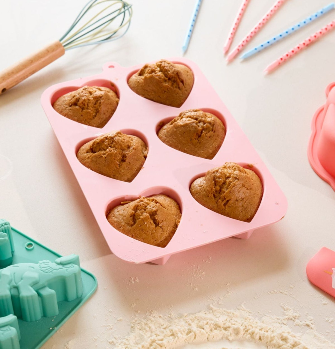 Bild av bakbord med silikonform, muffins och pastellredskap