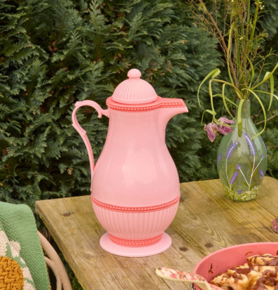 Bild av mysig fika utomhus med rosa termos och dessert