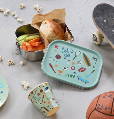 Bild med sportig lunchbox, mugg och lekfulla detaljer