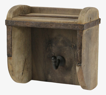 Bild av rustik vägghylla i trä och metall för praktisk förvaring