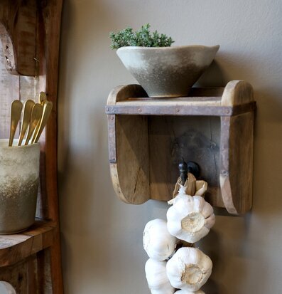 Bild av rustik vägghylla med förvaring och naturnära detaljer